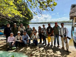 Integrante del club durante el Censo de Aves Playeras en La Laguna de los Micos