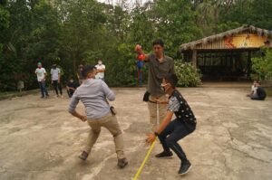 Integrantes del club realizando actividades educativas con niños de las comunidades de la cuenca del Lago de Yojoa, BioParque Paradise, Cortés. Samael Turcios©. 