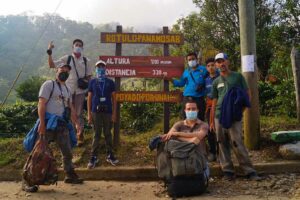 Integrantes del club durante una gira de observación de aves al PN Montaña de Santa Bárbara. Samael Turcios©.