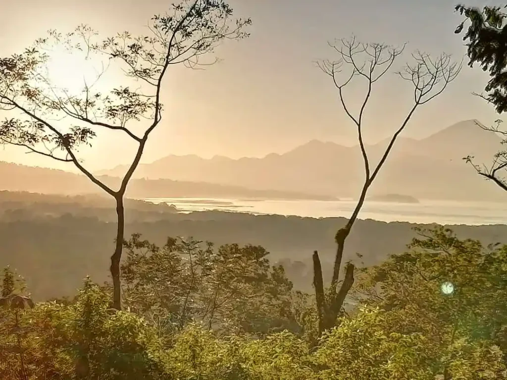 Panorámica del Lago de Yojoa al atardecer. 