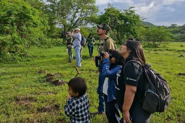 Grupo de miembros Aves Honduras realizando los primeros avistamientos de la jornada. Fotografía cortesía de Kendy Doblado.