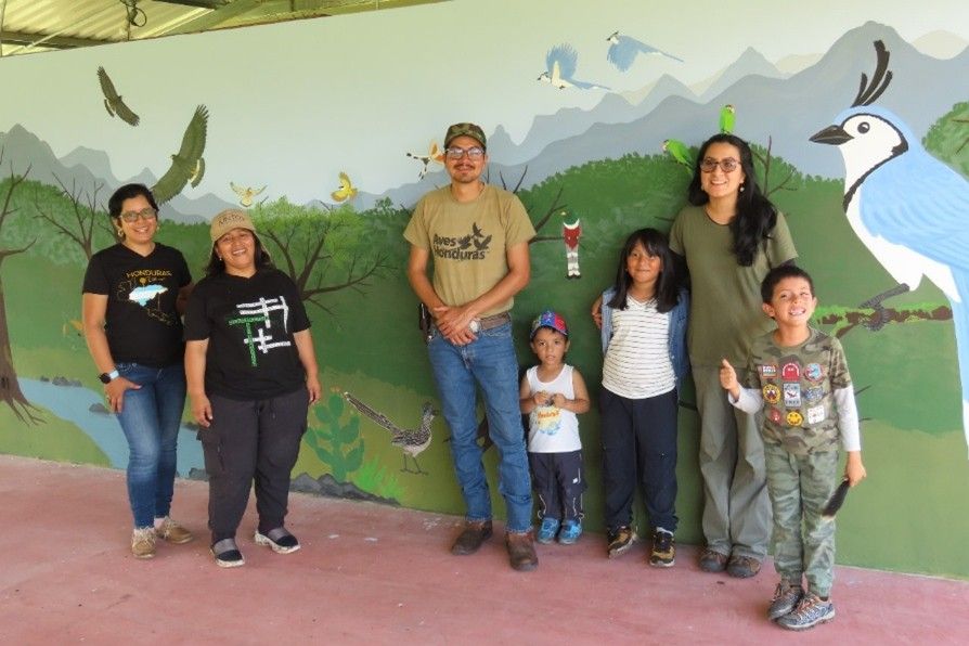Mural y participantes GMO por O. Komar